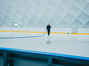 Otevření mobilní bruslařské haly v areálu Sport Parku se blíží, teď začíná zkušební provoz