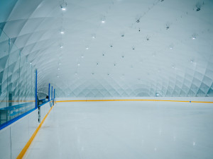 Otevření mobilní bruslařské haly v areálu Sport Parku se blíží, teď začíná zkušební provoz