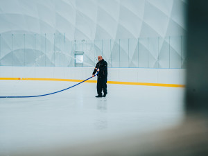 Otevření mobilní bruslařské haly v areálu Sport Parku se blíží, teď začíná zkušební provoz