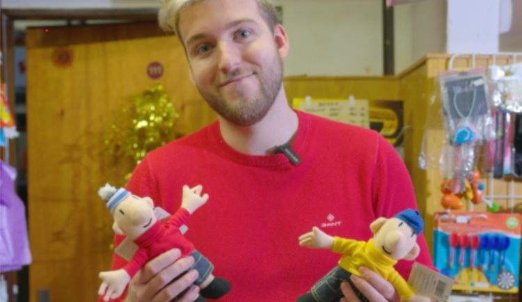 Mladý muž koupil končící hračkářství v Semilech, aby hračky rozdal dětem