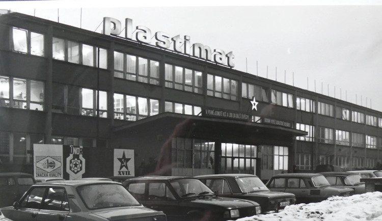 O Plastimatu k Magně. Společnost slaví 80 let. Hledá dobové fotografie