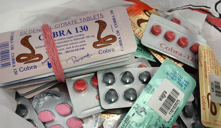 Celníci zabavili nelegální viagru a další stovky kusů neregistrovaných léčiv