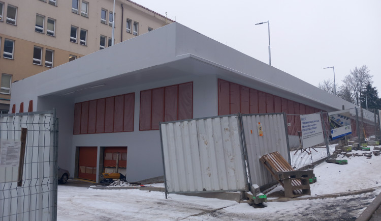 FOTO: Parkovací dům u policie je téměř hotový, silné mrazy dokončení zkomplikovaly