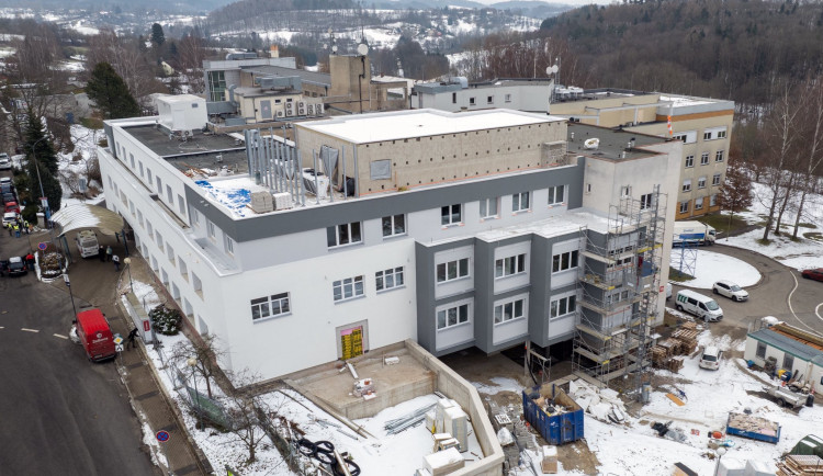 V turnovské nemocnici roste nový pavilon, umožní rozšířit jednotku intenzivní péče