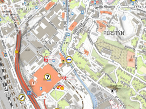 Kuriozní nehoda v Liberci. Řidič sjel v noci autem do Nisy, na hasiče čekal usazený na okénku