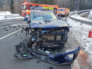 Srážka dvou aut na Mýtě u Harrachova. Vrtulník transportoval do nemocnice zraněného