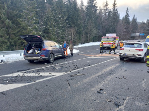 Srážka dvou aut na Mýtě u Harrachova. Vrtulník transportoval do nemocnice zraněného