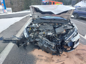 Srážka dvou aut na Mýtě u Harrachova. Vrtulník transportoval do nemocnice zraněného