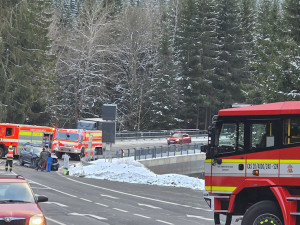 Srážka dvou aut na Mýtě u Harrachova. Vrtulník transportoval do nemocnice zraněného