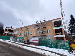 Budova dětské psychiatrie v Liberci se proměňuje. Podívejte se, jak stavba pokročila