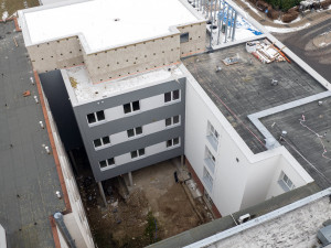 V turnovské nemocnici roste nový pavilon, umožní rozšířit jednotku intenzivní péče