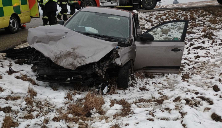 Vážná nehoda u Třebětic. Zraněné po střetu dvou aut museli vyprostit hasiči