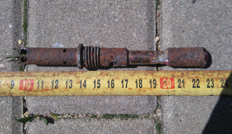 Policisté v ohrožení, lidé nosí na služebny během zbraňové amnestie rozbušky