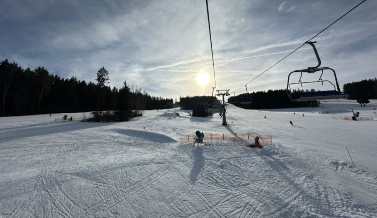 Jihočeské lyžařské areály hlásí dostatek sněhu, upravené jsou i běžkařské stopy