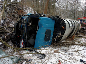 Náklaďák se u Českého Dubu zřítil ze stráně, několik zraněných