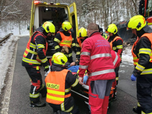 Náklaďák se u Českého Dubu zřítil ze stráně, několik zraněných