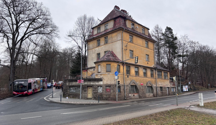 Azylový dům pro ženy, muže či sociální byty. Liberec hledá, co s chátrajícím domem ve Dvorské