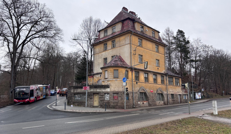 Azylový dům pro ženy, muže či sociální byty. Liberec hledá, co s chátrajícím domem ve Dvorské
