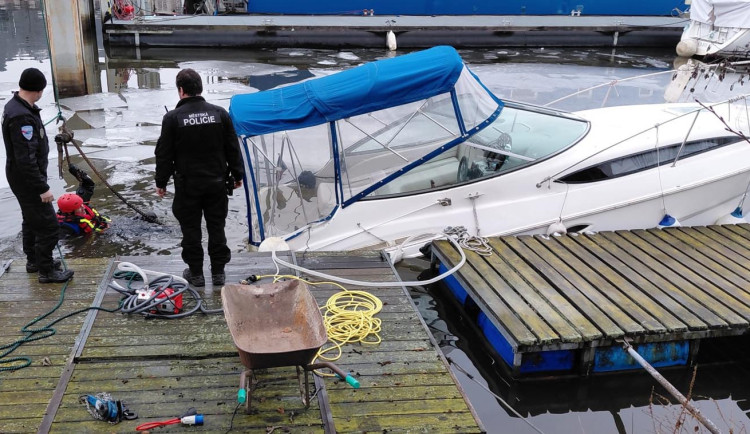 Ve smíchovském přístavu se potápěla loď, zachránili ji strážníci Poříčního útvaru