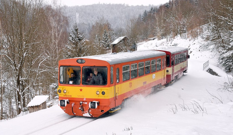 Startují zimní jízdy historických vlaků na Zubačce. Nabídnou výhledy i tunely
