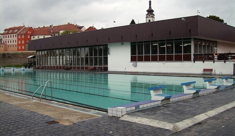 Písek zvažuje rekonstrukci venkovního bazénu pod hradbami