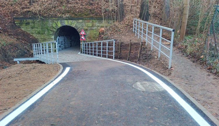 FOTO: Nová cyklostezka propojuje Bedřichov s nádražím, jezdit se po ní už smí