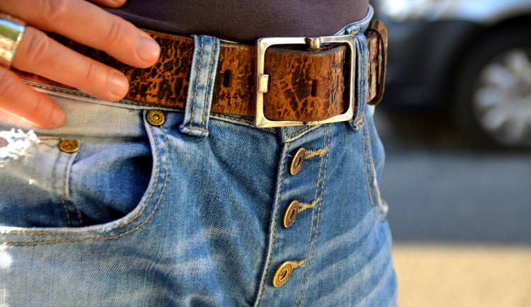 Chlapík v Brně obtěžoval postarší ženy. Hrozil, že jim pomočí reklamu