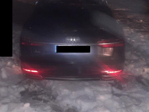 Mladík driftoval na lyžařských tratích v Josefově Dole. Zmařil závod, sám zapadl v mokřadu