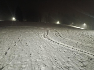 Mladík driftoval na lyžařských tratích v Josefově Dole. Zmařil závod, sám zapadl v mokřadu