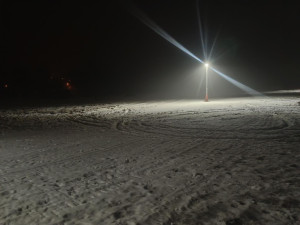 Mladík driftoval na lyžařských tratích v Josefově Dole. Zmařil závod, sám zapadl v mokřadu