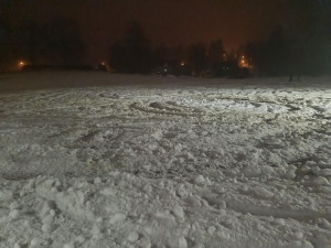 Mladík driftoval na lyžařských tratích v Josefově Dole. Zmařil závod, sám zapadl v mokřadu