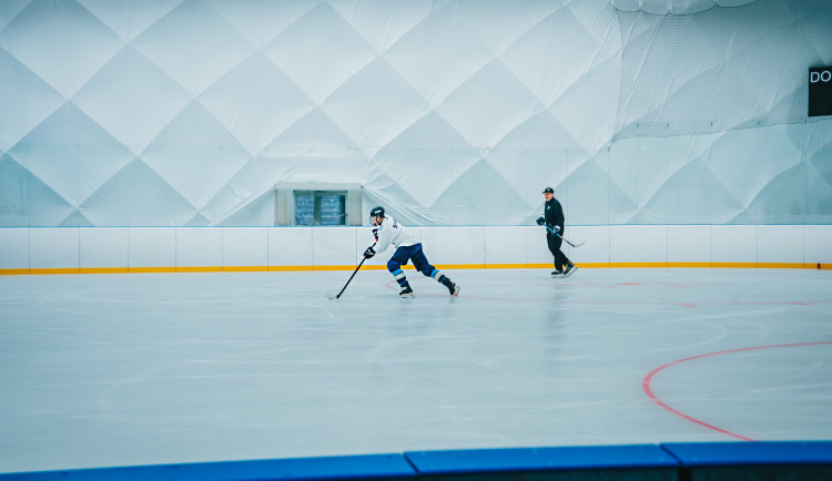 Jako první vjeli na čerstvý led kluci z Akademie BTL, aby ho otestovali.