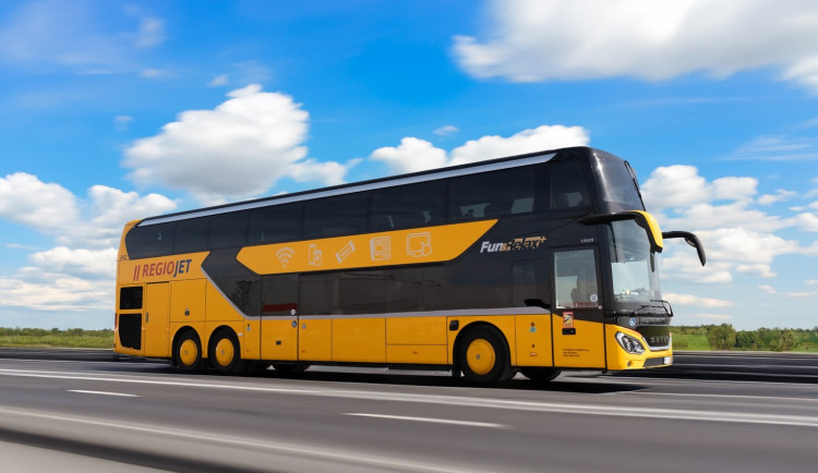 Cestující z Brna se svezou dvoupodlažními autobusy, žlutý dopravce nasadil nové vozy