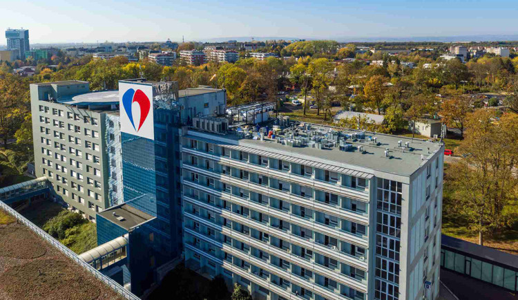 Kauza defibrilátorů se má týkat stovek pacientů, FN Olomouc podezření odmítá