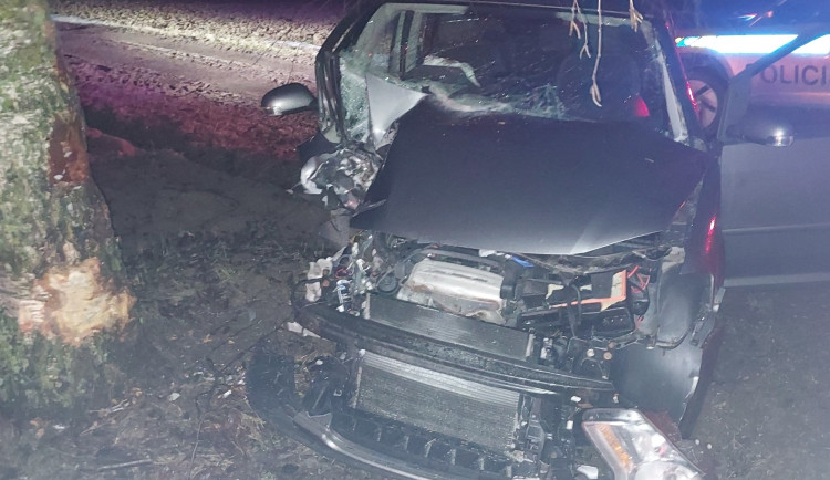 Řidič jedoucí na Rozkoš vyjel ze silnice a rozbil auto. Byl opilý