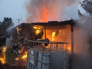 Požár zahradní chatky v Zahrádkách. Oheň způsobil škodu za statisíce