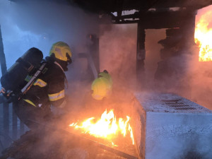 Požár zahradní chatky v Zahrádkách. Oheň způsobil škodu za statisíce