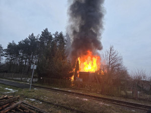 Požár zahradní chatky v Zahrádkách. Oheň způsobil škodu za statisíce