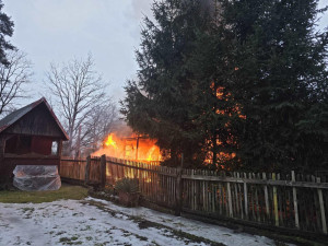 Požár zahradní chatky v Zahrádkách. Oheň způsobil škodu za statisíce