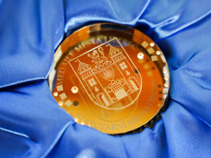 To táta mě posunul k velkému hokeji, díky za medaili i pro něj, řekl Petr Nedvěd v Liberci