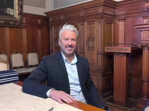 To táta mě posunul k velkému hokeji, díky za medaili i pro něj, řekl Petr Nedvěd v Liberci