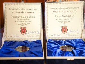 To táta mě posunul k velkému hokeji, díky za medaili i pro něj, řekl Petr Nedvěd v Liberci