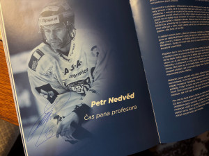 To táta mě posunul k velkému hokeji, díky za medaili i pro něj, řekl Petr Nedvěd v Liberci