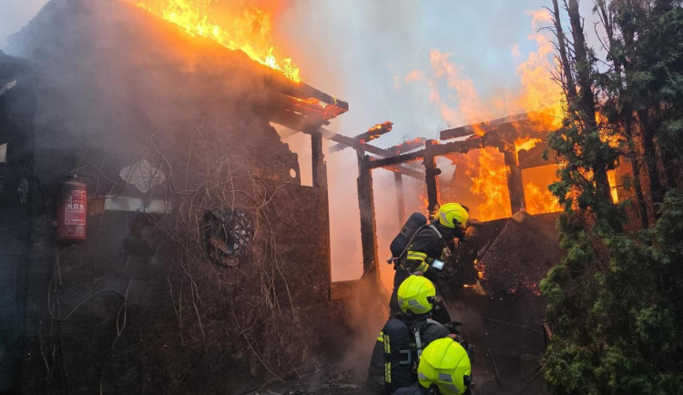 Požár zahradní chatky v Zahrádkách. Oheň způsobil škodu za statisíce