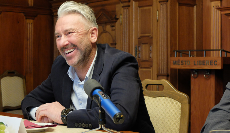 Petr Nedvěd převzal Medaile města Liberec za přínos v oblasti sportu pro sebe a svého otce Jaroslava Nedvěda v zasedací místnosti liberecké radnice.