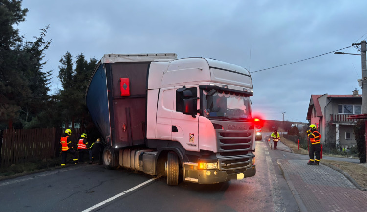 Silnici I/57 mezi Opavou a Krnovem blokoval kamion, řidič vjel do příkopu
