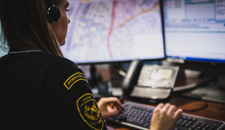 Operátoři linky 112 mají plné ruce práce, v Brně pomáhají každých třináct minut