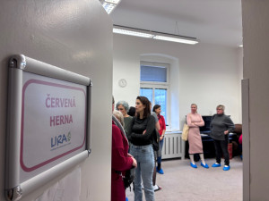 V červené herně se organizovaly jednotlivé skupinky na prohlídky a připraveno tu bylo i drobné pohoštění.