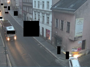 Řidič v centru Turnova narazil do domu. Z místa ujel, hledá ho policie