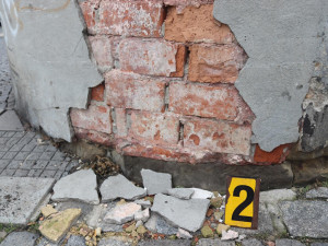 Řidič v centru Turnova narazil do domu. Z místa ujel, hledá ho policie